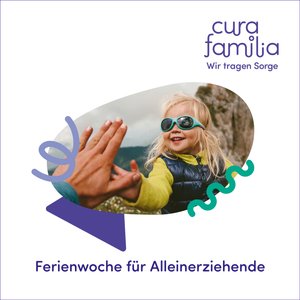 Kleines Mädchen geniesst Ferien mit Mama