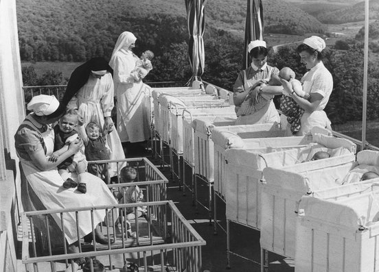 Letzte Examen der Kinderpflegerinnen 1969