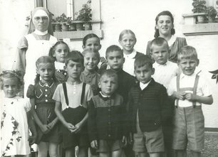 Schwester mit Kinderschar