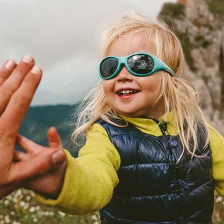 Mädchen klatscht ab mit Mama
