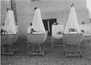 Babys in Stubenwagen und Gitterbetten